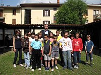 08 Gli alunni premiati e segnalati posano col Dirigente Scolastico
